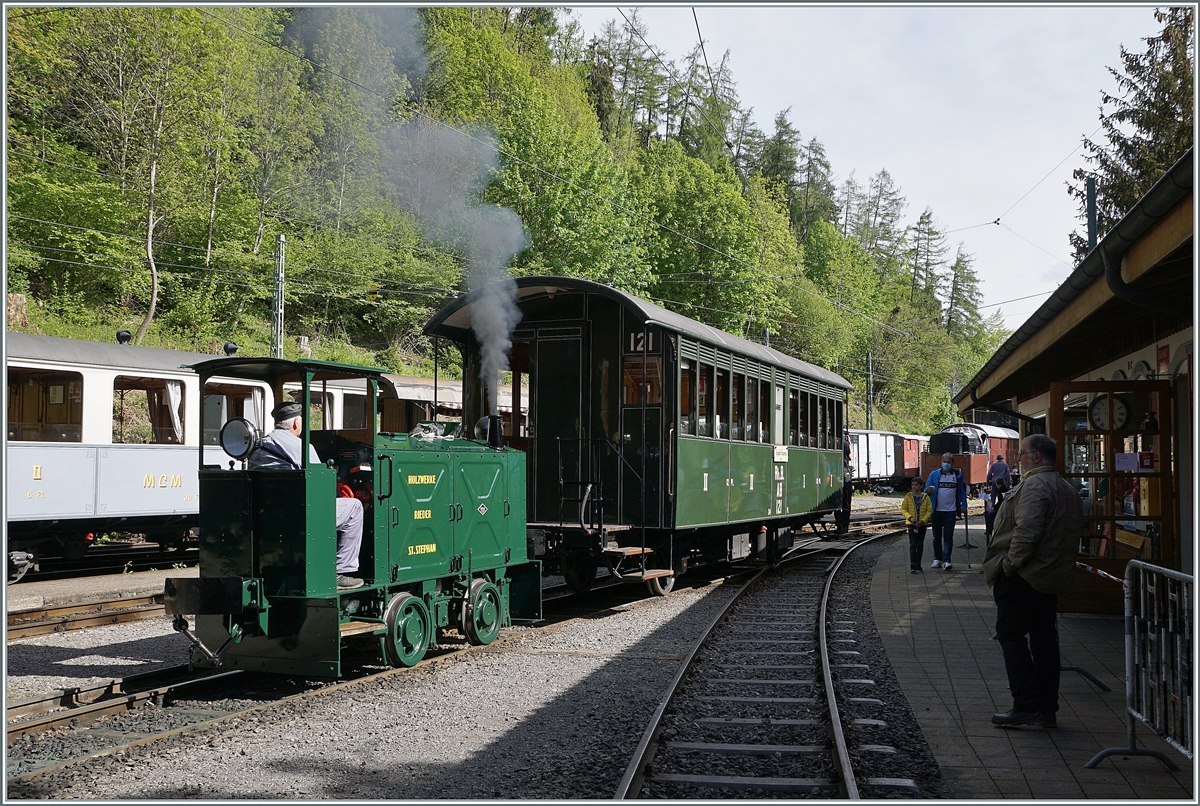 Der kleine Schienentraktor Tm 2/2 (Orenstein&Koppel 1930) steht in Chaulin und hat an diesem Tag den Rangierdienst übernommen. 

23. Mai 2021