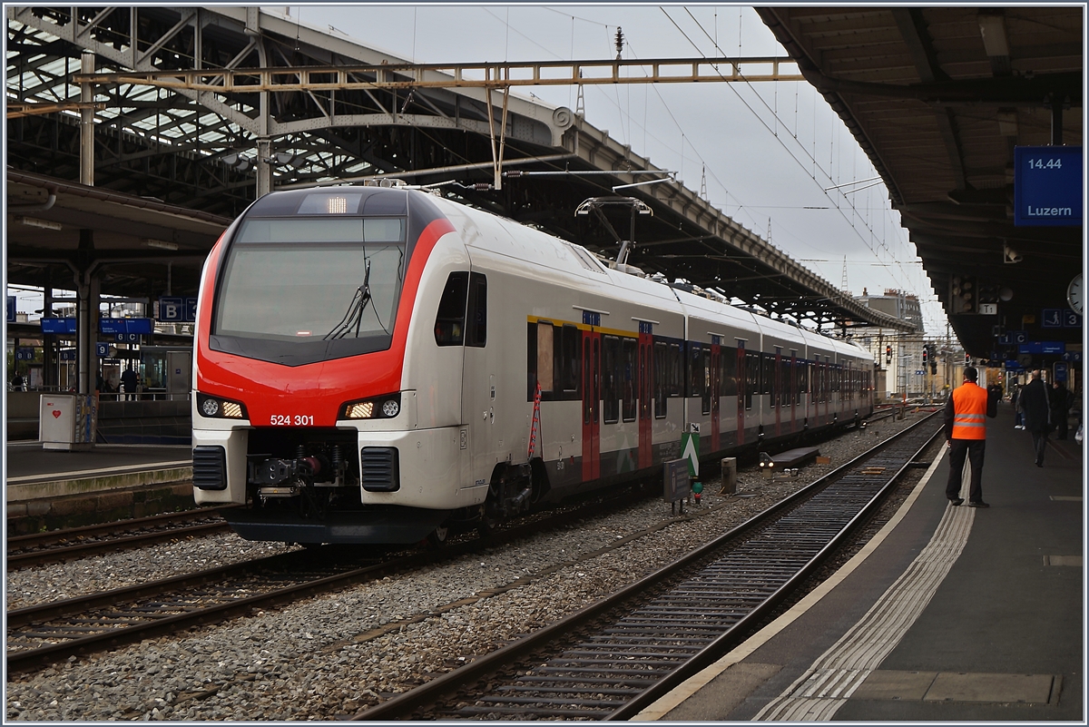 Der künftige TILO FLIRT RABe 524 301 (UIC 94 85 2 524 301-0 CH-SBB) in Lausanne bei einer Testfahrt. 

28. Nov. 2019