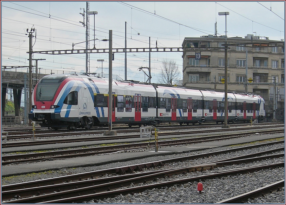 Der Léman Express RABe 522 219 wartet in Lausanne in der Abstellgruppe Jurigoz auf einen neuen Einsatz und steht zum Fotografieren denkbar ungeschickt. Aber die  Leman Express Züge werden planmässig Lausanne nicht anfahren, so dass ein Bild des Zuges in Lausanne schon eine Besonderheit darstellt.

30. März 2018