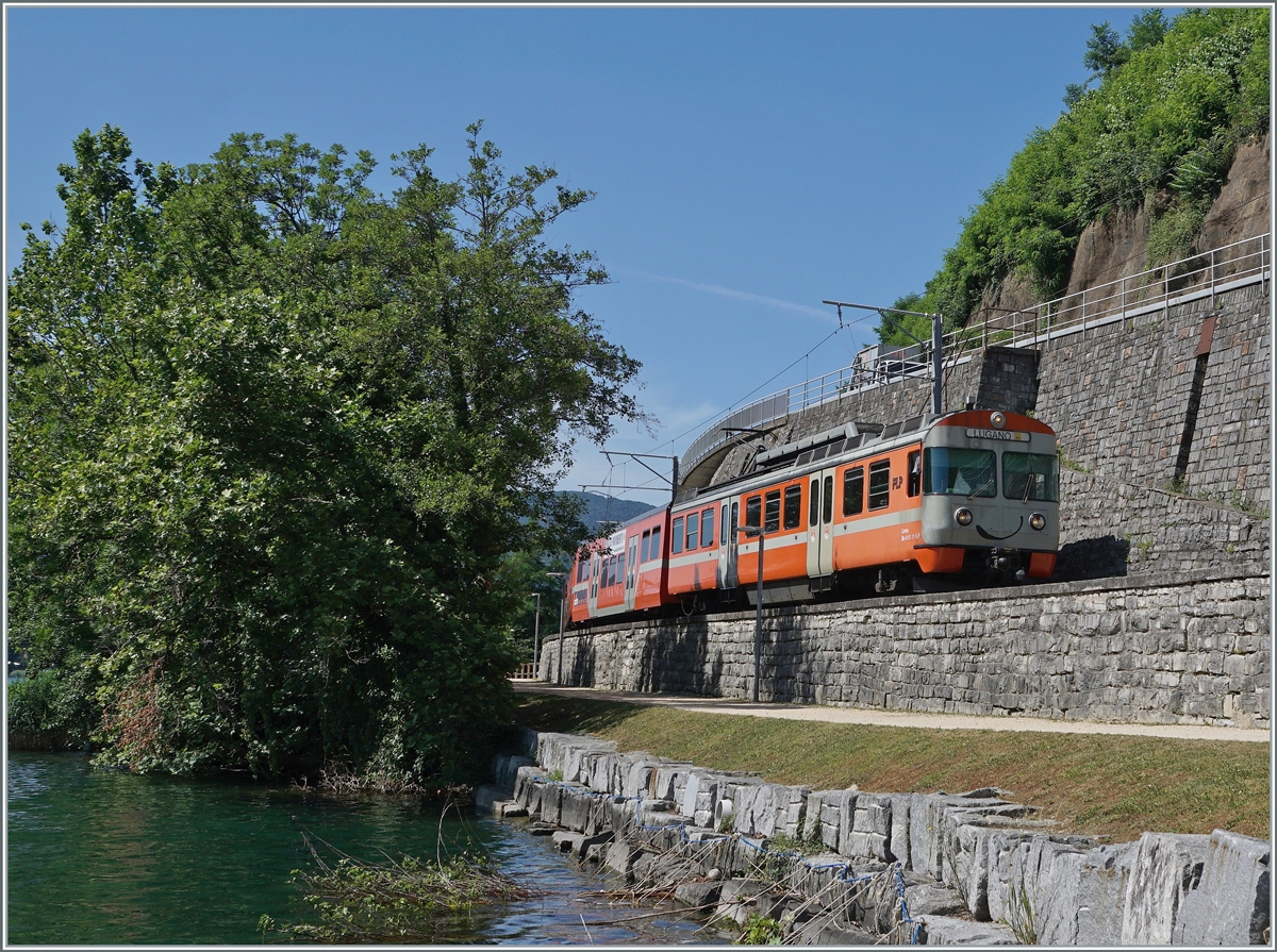 Der lächelnde FLP Be 4/12 21 Lema auf der Fahrt von Ponte Tresa nach Lugano kurz vor Agno. 

23. Juni 2021