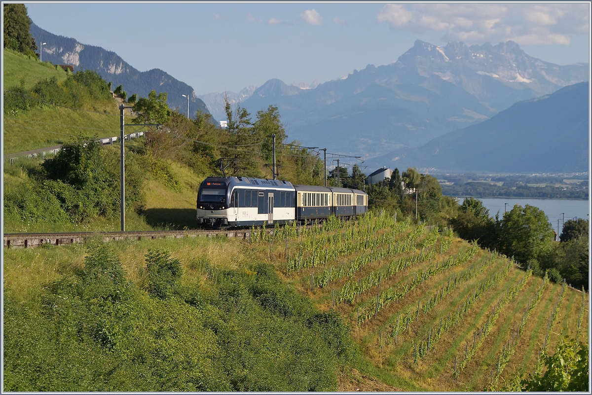 Der letzte  GoldenPass Belle Epoque   Zug des Tages ist kurz vor Planchamp auf dem Weg nach Zweisimmen. 

20, Juli 2020