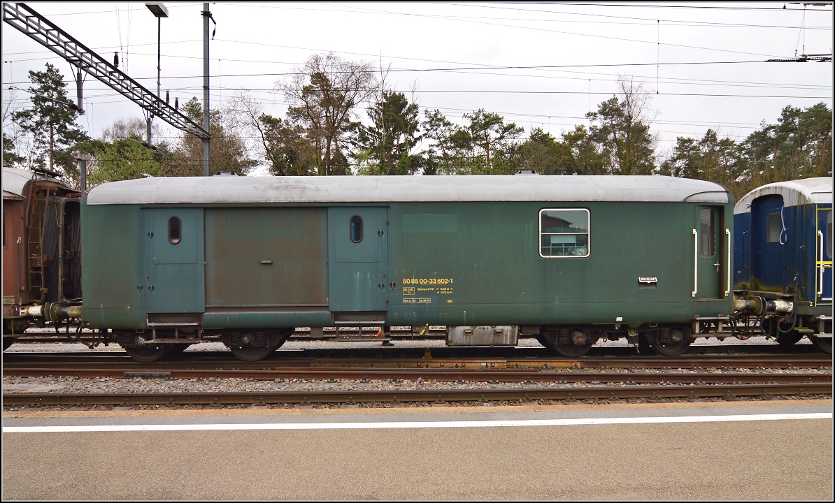 Der letzte im Originalzustand erhaltene Postwagen (50 85 00-33 602-1). Man beachte auch den Briefkasten... Sulgen, April 2014. 