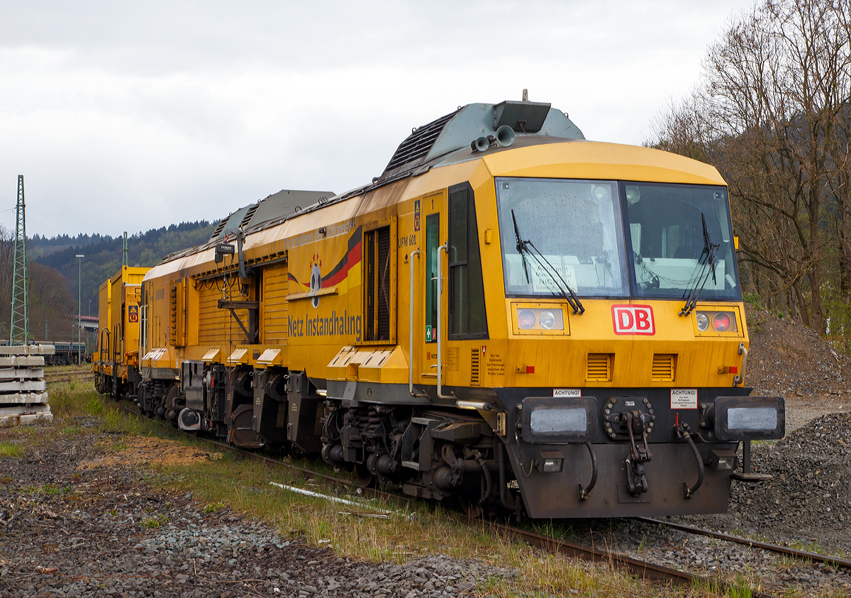 Der LINSINGER Schienenfrszug SF 03 W-FFS, Schweres Nebenfahrzeug Nr. 97 33 07 005 18-9, der DB Netz AG (UFM 601), steht am 23.04.2016, mit dem Beiwagen 31 80 390 5 945-2 der Gattung Rs 680 und dem GAF 100 R (Schweres Nebenfahrzeug Nr. 97 17 50 137 18-6) in Betzdorf/Sieg. Hier bereitet die Tagschicht das Fahrzeug fr neue Aufgaben vor.
 Das GAF 100 R wird als Steuerwagen verwendet.

Auch hochwertige Gleise unterliegen den „normalen“ Verschleiprozessen. Um die Betriebssicherheit, die Betriebskosten und den Fahrkomfort dauerhaft zu gewhrleisten und gering zu halten, mssen sie in regelmigen Abstnden wieder „in Form“ gebracht werden bzw. der Schienenkopf reprofiliert werden. Damit der Aufwand und die betrieblichen Strungen fr das Reprofilieren gering gehalten werden kann, werden diese hochmodernen Frszge eingesetzt. Die Bearbeitungsgeschwindigkeit liegt bei 8 bis 25 m/min, je dem wie viel abgefrst werden muss. Die Bearbeitungsgenauigkeit liegt bei:
Querprofilgenauigkeit +/- 0,1 mm
Lngsprofilgenauigkeit 0,05 mm
Oberflchenqualitt Ra = ca. 3m

Weitere Vorteile des Frsens sind:
Kein Funkenflug bei der Bearbeitung
0,3 - 3 mm Frstiefe in einem Durchlauf bzw. berfahrt
Fahrkante als Bezugskante whlbar
Hhenkopierung zur Minimierung der Lngswelligkeit
Profilform durch unterschiedliche Frsformwerkzeuge nderbar
Bearbeitungsgeschwindigkeit bis zu 25 m/min
Abrollgerusch des Rades auf der Schiene unter 46 dbA

Technische Daten das Frszuges 97 33 07 005 18-9 DB Netz UFM 601:
Bauart: SF 03 W-FFS
Hersteller: LINSINGER Maschinenbau Ges. m.b.H., Steyrermhl, sterreich
Fabriknummer: OLC-001
Baujahr: 2008
Spurweite: 1.435 mm (Normalspur)
Achsformel: Co´Co´
Lnge ber Puffer: 23.800 mm
Drehzapfenabstand: 15.300 mm
Leistung:  675 kW
Eigengewicht: 114 t
Nutzlast: 6 t
Radsatzfahrmasse: 20 t
Hchstgeschwindigkeit: 100 km/h (Eigenantrieb oder geschleppt)
Zur Mitfahrt zugel. Personen: 4
Zulssige Anhngelast: 60 t
Zugelassen fr Streckenklasse: CE und hher und CM4
Kleister befahrbarer Gleisbogen: R 150 m
EBA-Nummer: EBA 02 K 12 B 002
Anzahl der Bearbeitungseinheiten (Frseinheiten): links und rechts je 3 Stck
Durchmesser der Messerkpfe (Frser): 600 mm