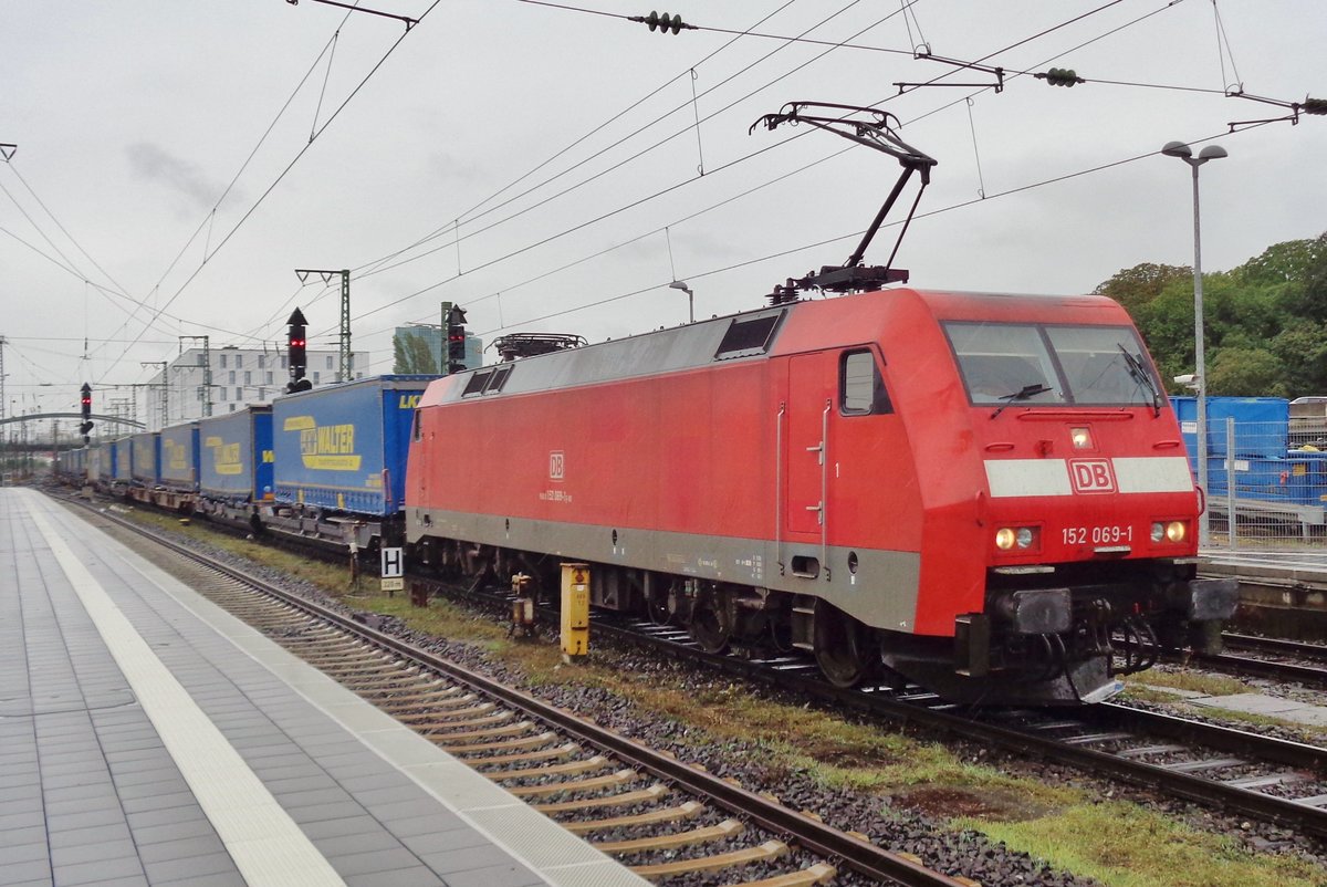 Der LKW-Walter durchfahrt mit 152 069 an der Spitze Würzburg Hbf am 14 September 2017.