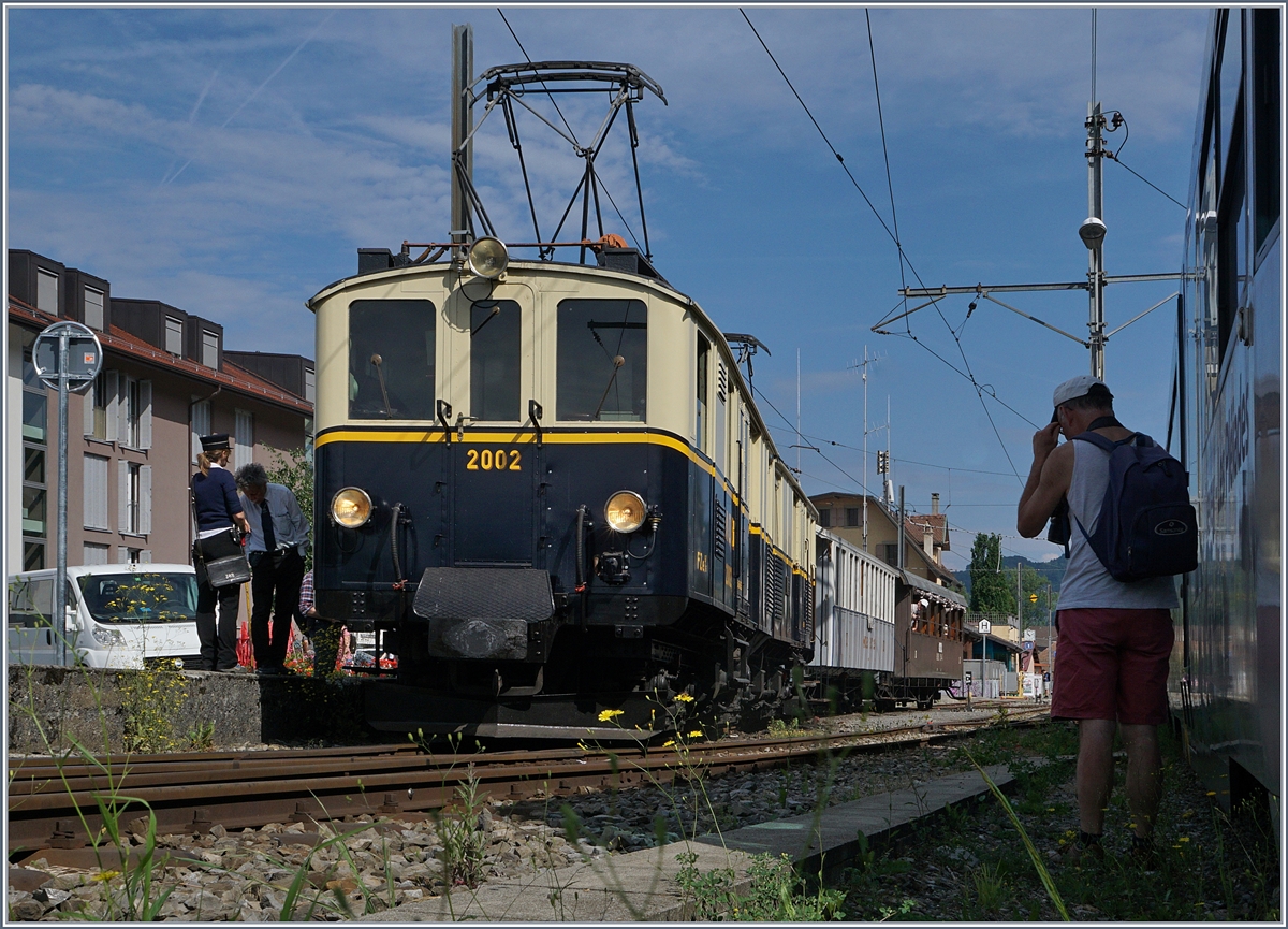 Der mächitige FZe 6/6 2002 der MOB bespannte den ersten Zug zum diesjährigen Pfingstfestival 2017 der Blonay Chamby Museumsbahn und wird hier in Blonay ausgiebig fotografiert.
3. Juni 2017