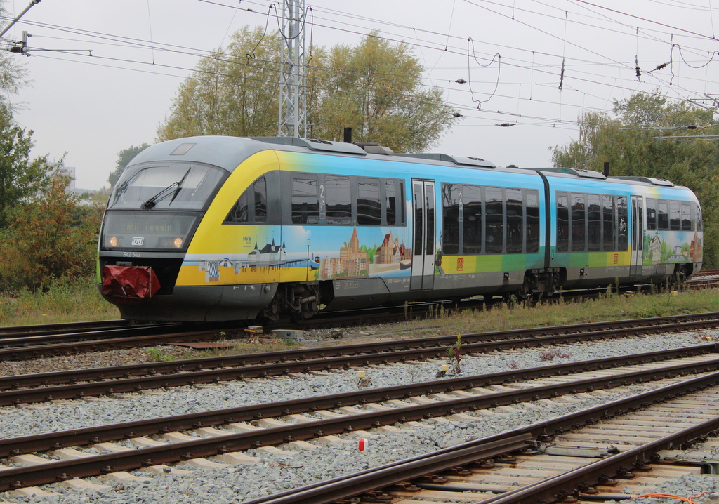 Der im Mecklenburg-Vorpommern Design gestaltete 642 543 als RB 11 von Wismar nach Tessin bei der Ausfahrt im Rostocker Hbf.14.10.2022