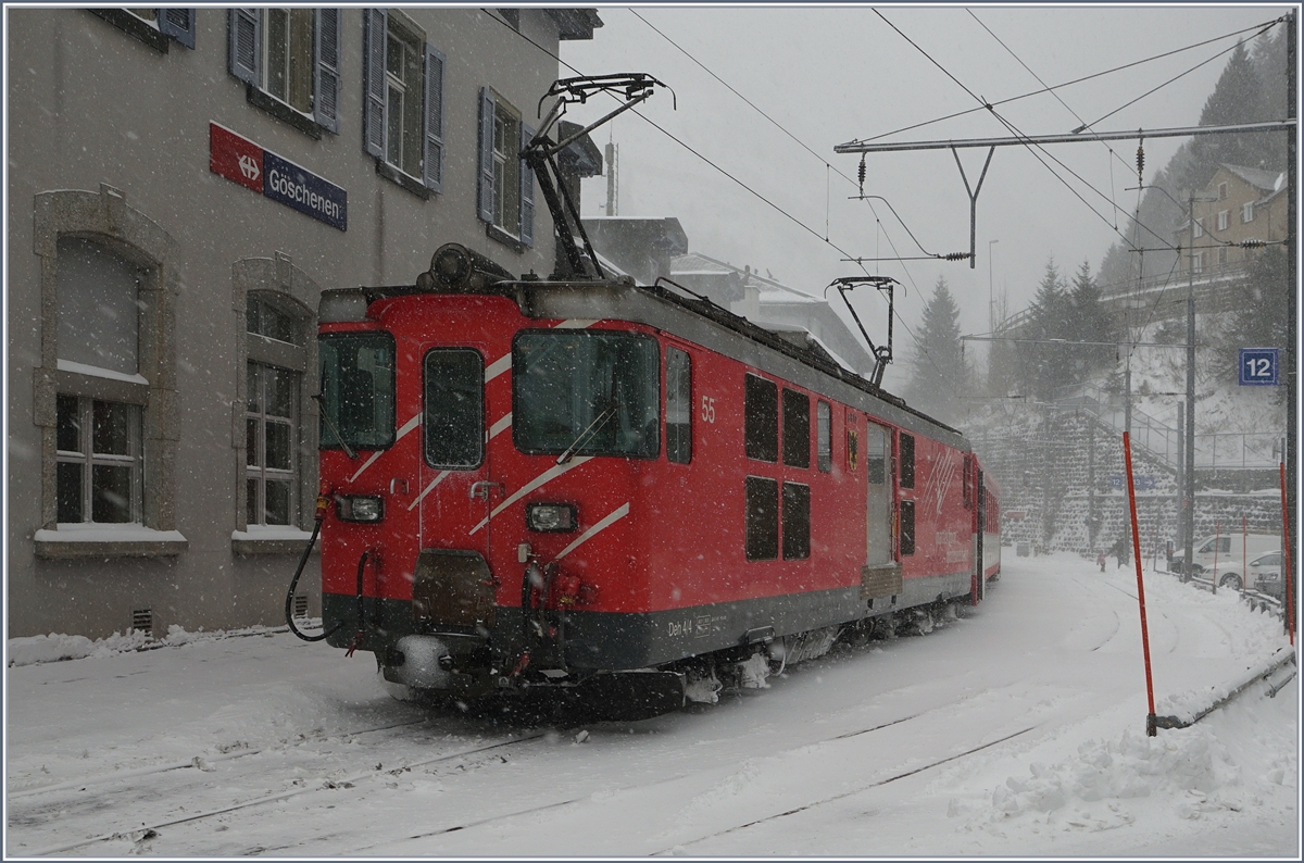 Der MGB De 4/4 55 ist mit seinem Regionazug von Visp in Göschenen eingetroffen.
5. Jan. 2017