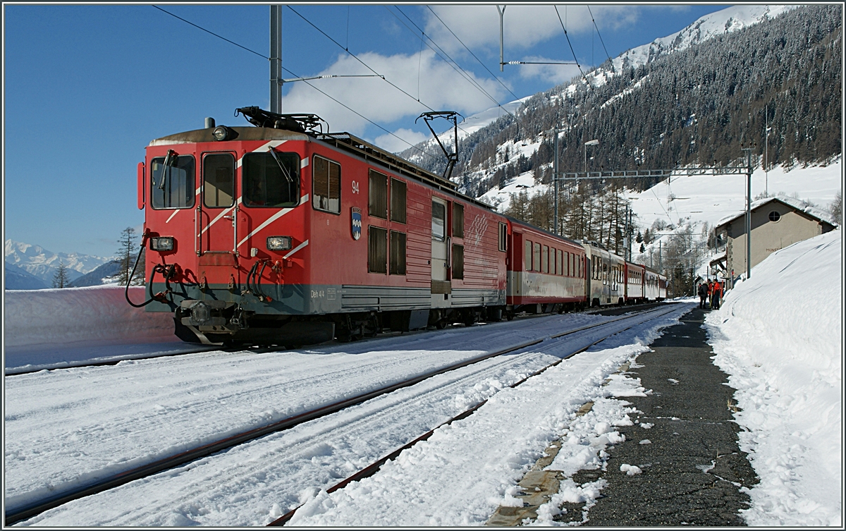 Der MGB De 4/4 94 mit ihrem Regionalzug 530 in Münster (VS).
20. Feb. 2014 