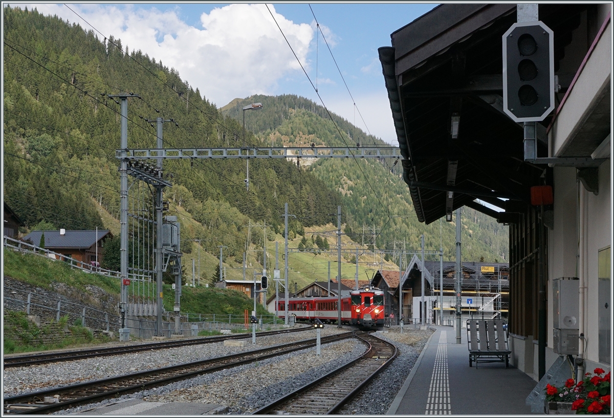 Der MGB Deh 4/4 23 erreicht mit seinem Regionalzug nach Andermatt den Bahnhof von Sedrun. 

16. Sept. 2020