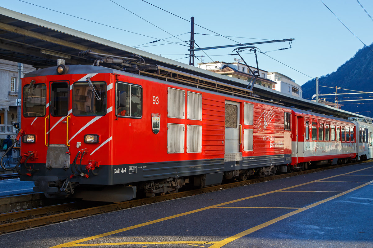 Der MGB Deh 4/4 II - 93 „Oberwald“ am 30.12.2015 mit einem Regionalzug in Brig. 

Der Gepäcktriebwagen wurde 1979 von SLM (mechanischer Teil, Lokomotivkasten) und BBC (elektrische Ausrüstung) gebaut.

Der Deh 4/4 II ist ein schmalspuriger Gepäcktriebwagen der Matterhorn-Gotthard-Bahn (MGB) für Adhäsions- und Zahnradbetrieb.

Weil die Furka-Oberalp-Bahn (FO) mit den Deh 4/4 I gute Erfahrungen gemacht hatte, beschaffte sie die Deh 4/4 II als Nachfolger. Im Zuge des Zusammenschlusses der FO mit der BVZ kamen sie zur neuen Gesellschaft Matterhorn-Gotthard-Bahn, wo sie nur noch als Deh 4/4 bezeichnet und, wenn nötig, anhand der Seriennummern 2.., 5.. und 9.. unterschieden werden.

Technische Daten:
Spurweite: 1.000 mm 
Achsformel: Bo’Bo’
Länge über Puffer: 15.500 mm
Leergewicht: 48,3 t 
Höchstgeschwindigkeit:   Adhäsion 60 km/h / Zahnstange  30 km/h
Stundenleistung: 1.032 kW
Stromsystem: 11 kV 16,7 Hz AC
Anzahl der Fahrmotoren: 4
