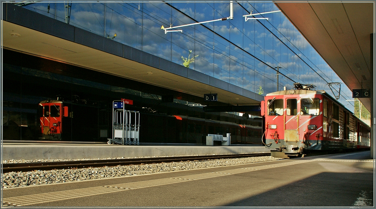 Der MGB Regionalzug 225 und sein Spiegelbild. 
Visp, den 29. Aug. 2013