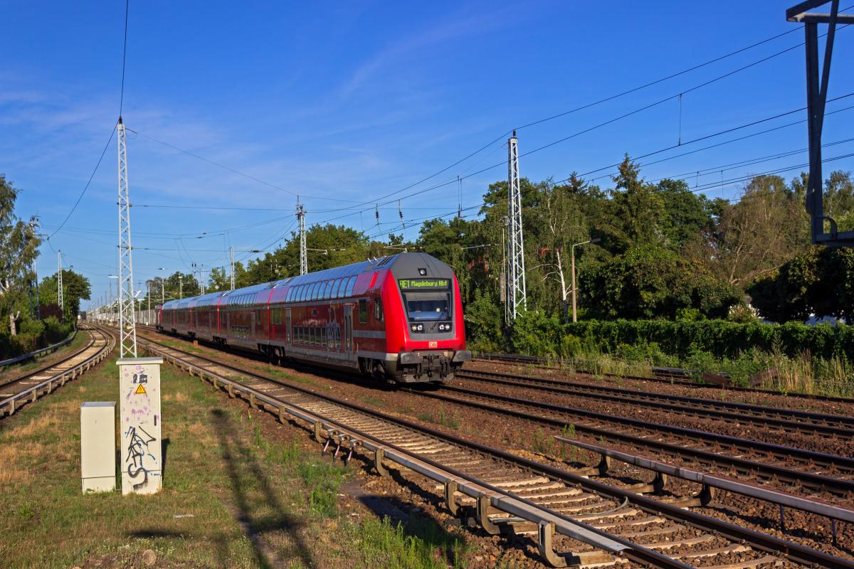 Der (mindestens) vierte RE1-Umlauf der am 31.07.2020 mit einer 112 bespannt war, durchfhrt hier geschoben von 112 184 durch Hirschgarten.