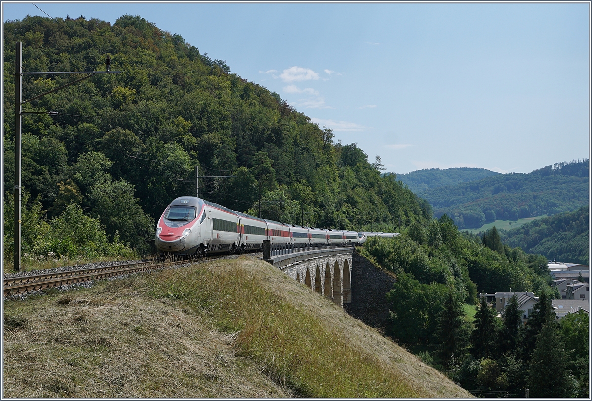 Der mit zwei RABe503 geführte EC 52 von Milano nach Frankfurt in Rümlingen (Alte Hauensteinlinie)
7. August 2018 