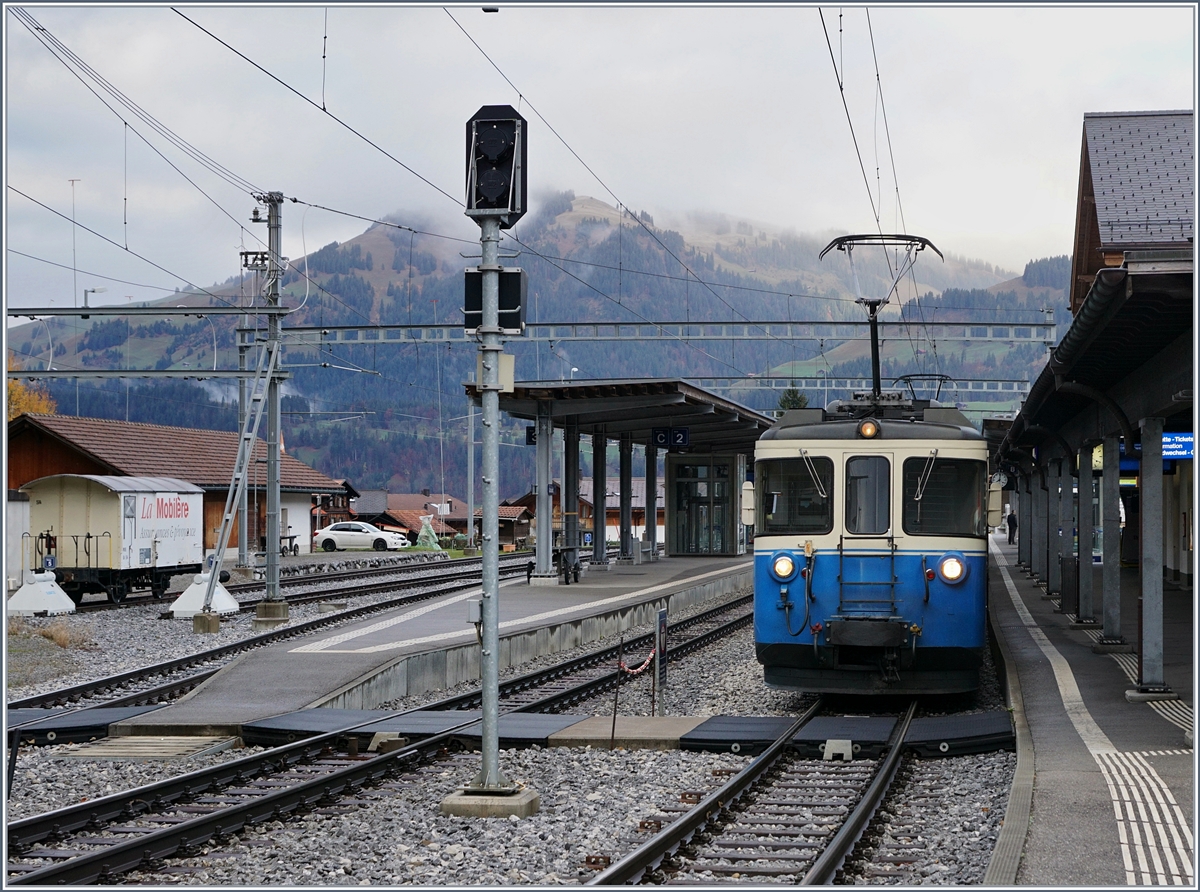 Der MOB ABDe 8/8 4001 SUISSE, unterwegs als Regionalzug 2210 von Montreux nach Zweisimmen beim Halt in Gstaad. 
30. Okt. 2017