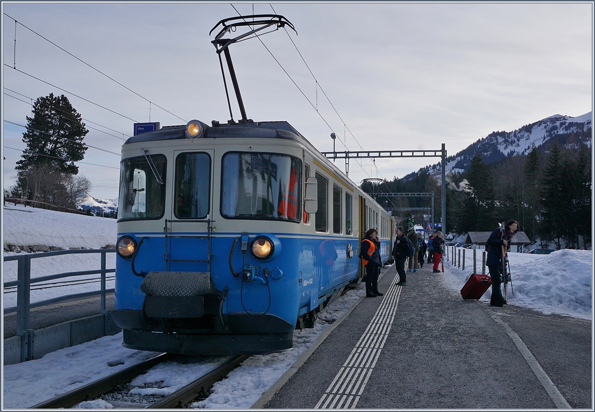 Der MOB ABDe 8/8 4001 VAUD als Regionalzug nach Gstaad -(Montreux) beim Halt in Saanenmöser,  durch die Trasseunterbrüche zwischen Gstaad und Chateau d'Oex wurden die bereits aus dem Plandienst genommen ABDe 8/8 4001 und 4002 nochmals ausgiebig zwischen Lenk, Zweisimmen und Gstaad eingesetzt.
9. Jan. 2018