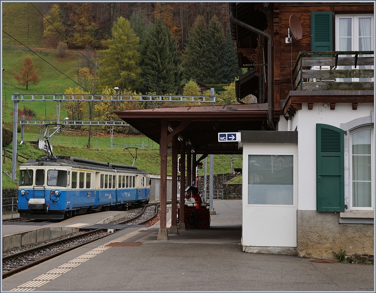 Der MOB ABDe 8/8 4001 SUISSE auf einer Sonderfahrt von Montreux Richtung Berner Oberland in Les Avants.
11. Nov. 2017
