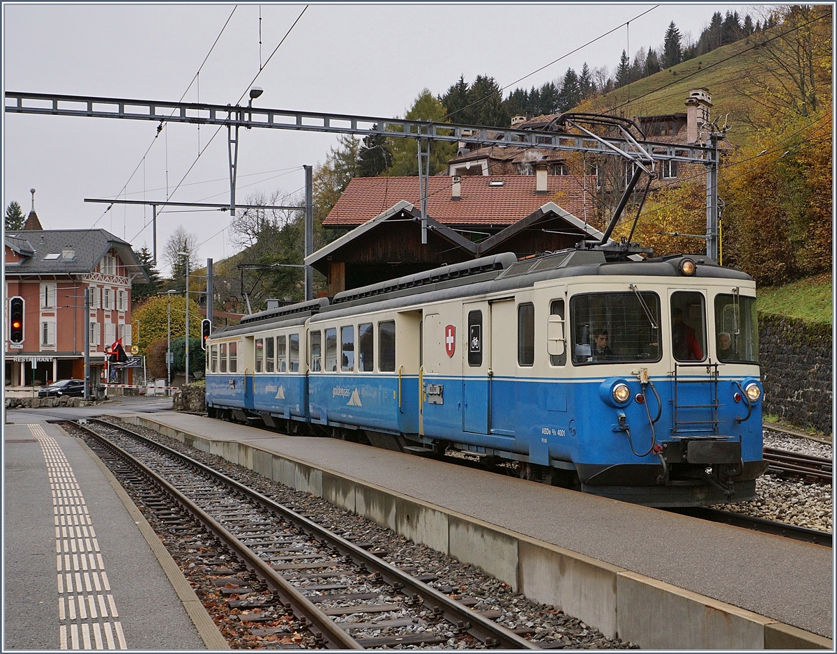 Der MOB ABDe 8/8 4001 SUISSE auf einer Sonderfahrt von Montreux Richtung Berner Oberland in Les Avants.
11. Nov. 2017