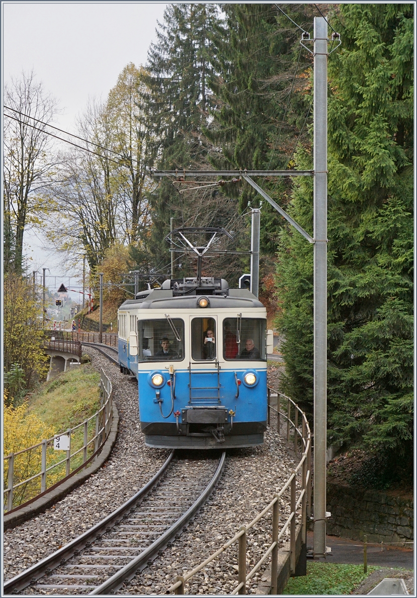 Der MOB ABDe 8/8 4001 SUISSE auf Extrafahrt zwischen Sendy Sollard und Les Avants.
11. Nov. 2017