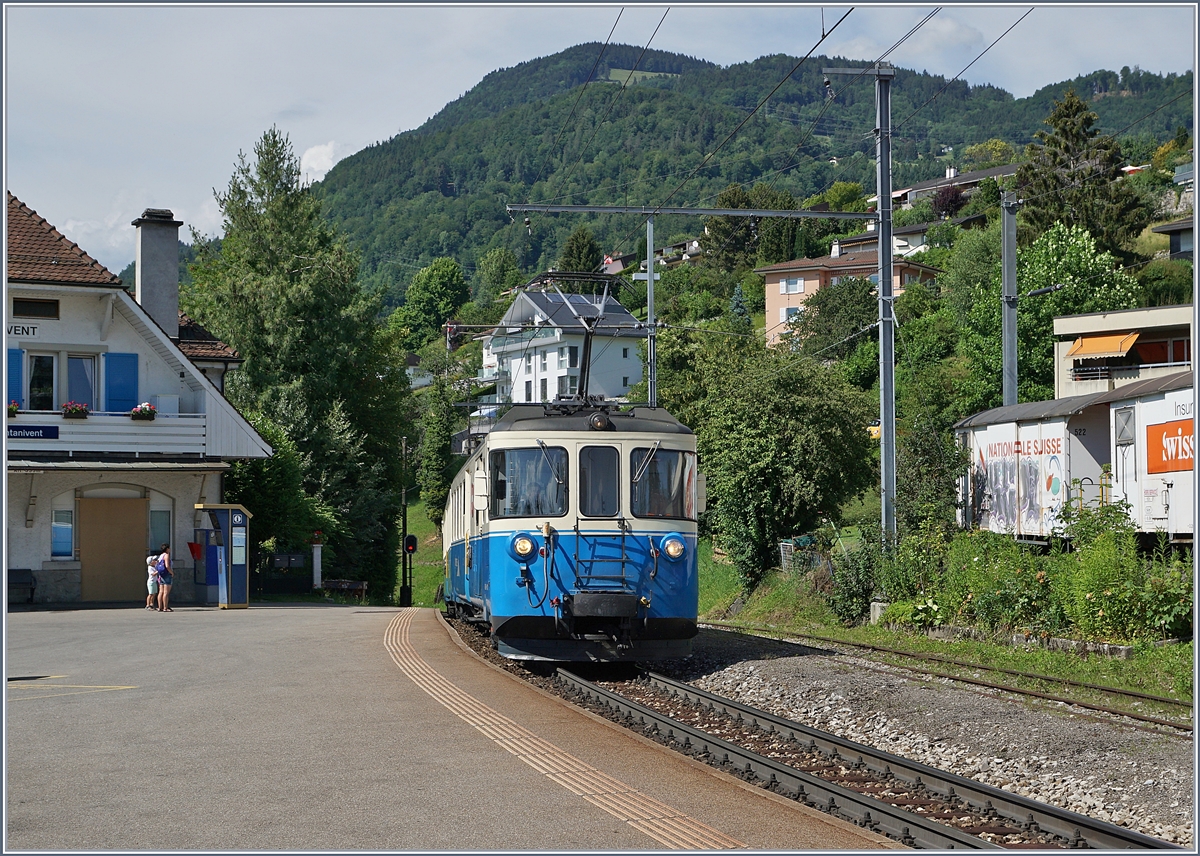 Der MOB ABDe 8/8 4001 SUISSE fährt als Leermaterialzug nach Chernex in Fontanivent durch. In Chernex wird der Triebwagen wenden und als Regionalzug 2347 nach Montreux zurück fahren. 
21. Juni 2018
