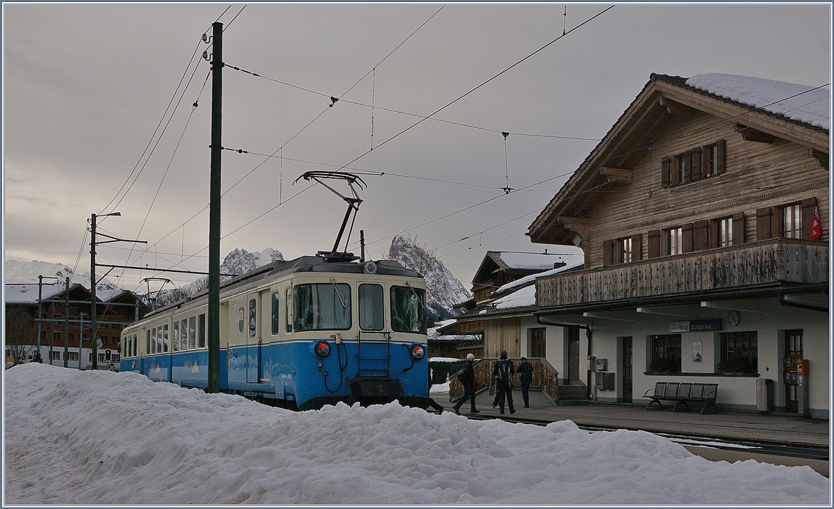 Der MOB ABDe 8/8 4002 VAUD beim Halt in Schönried.
10. Jan. 2018