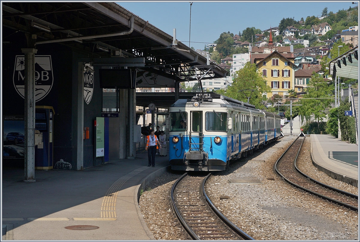 Der MOB ABDe 8/8 4002  VAUD  mit seinem Regionalzug 2224 kurz vor der Abfahrt in Montreux.
Das Bild entstand aus dem ABDe 8/8 4004  Fribourg .

21. August 2018