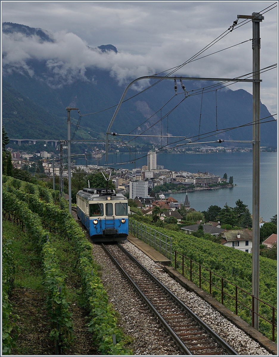 Der MOB ABDe 8/8 4002 VAUD auf der Fahrt nach Chernex oberhalb von Montreux kurz vor Châtelard VD.

19. August 2019