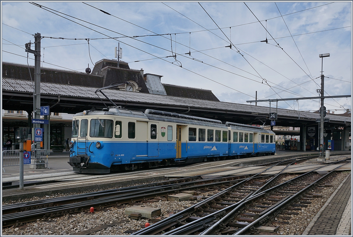 Der MOB ABDe 8/8 4002 VAUD wartet in Montreux auf die Abfahrt als Regionalzug 2332 nach Chernex. 
19. August 2019