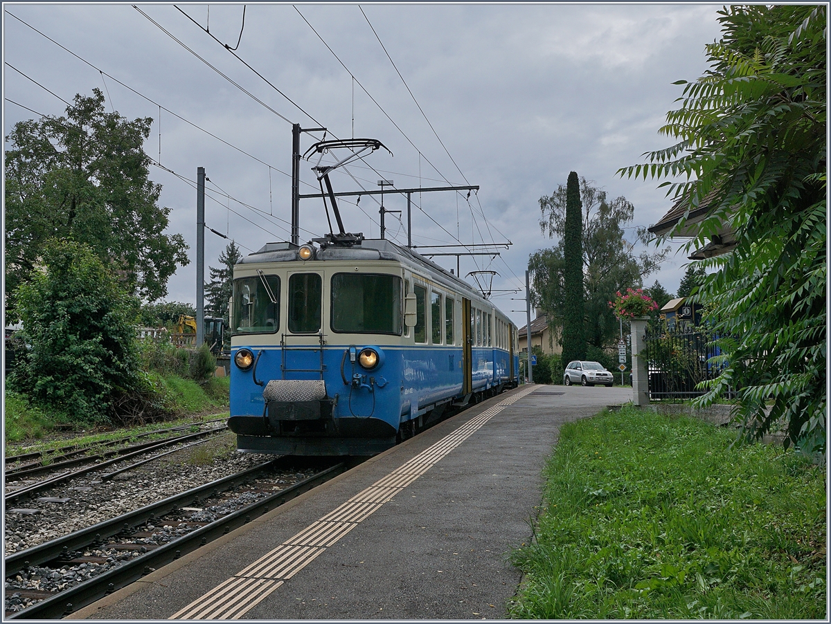 Der MOB ABDe 8/8 4002 VAUD als Regionalzug 2331 in Fontanivent. Der schlechte Zustand des Triebwagens, zeigt sich schon daran, dass am Führerstand am rechten Fenster (in Blickrichtung) der Scheibenwischer fehlt.  

19. Aug. 2019