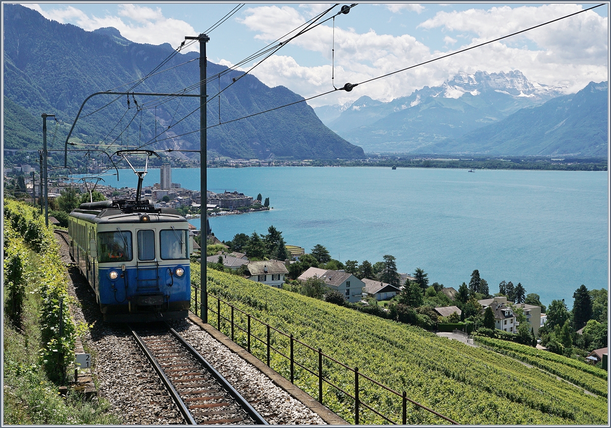 Der MOB ABDe 8/8 4004  Fribourg  auf der Fahrt nach Chernex oberhalb von Montreux kurz vor Châtelard VD.
30. Juni 2017