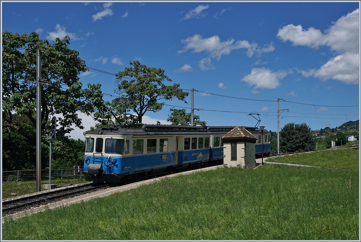 Der MOB ABDe 8/8 4004  Fribourg  als Regionalzug in Châtelard VD.
30. Juni 2017