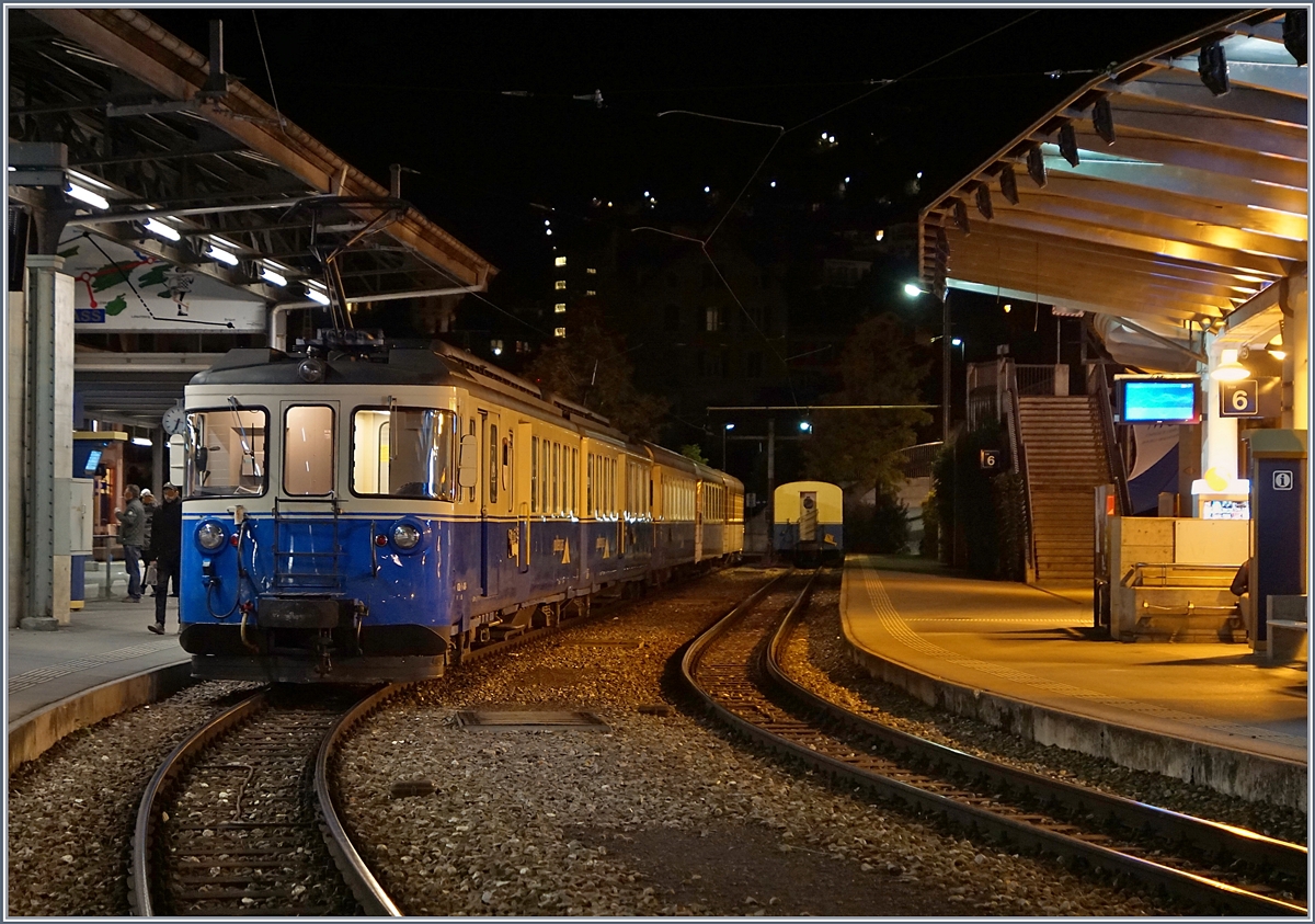 Der MOB ABDe 8/8 4004  Fribourg  wartet in Montreux auf die Abfahrt Richtung Zweisimmen.
25. Okt. 2017