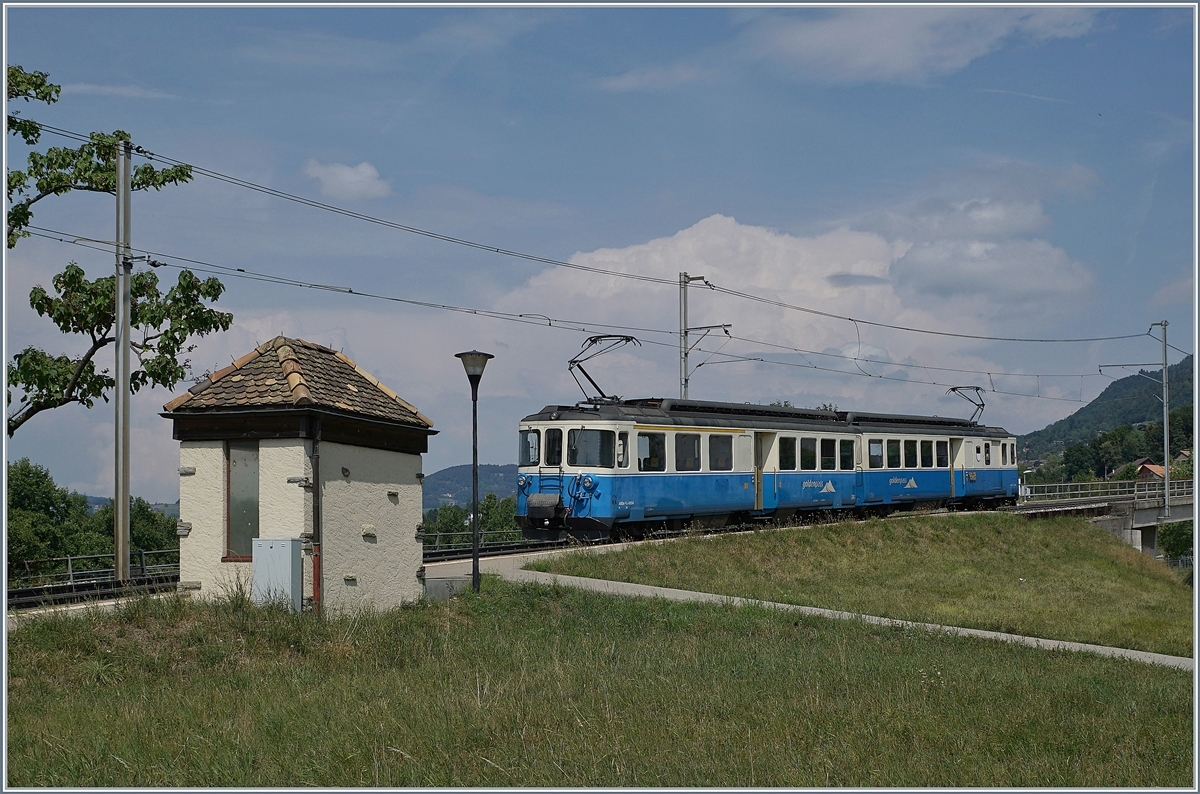 Der MOB ABDe 8/8 4004 Fribourg bei seiner der kleinen Haltestelle Châtelard VD. 8. August 2018