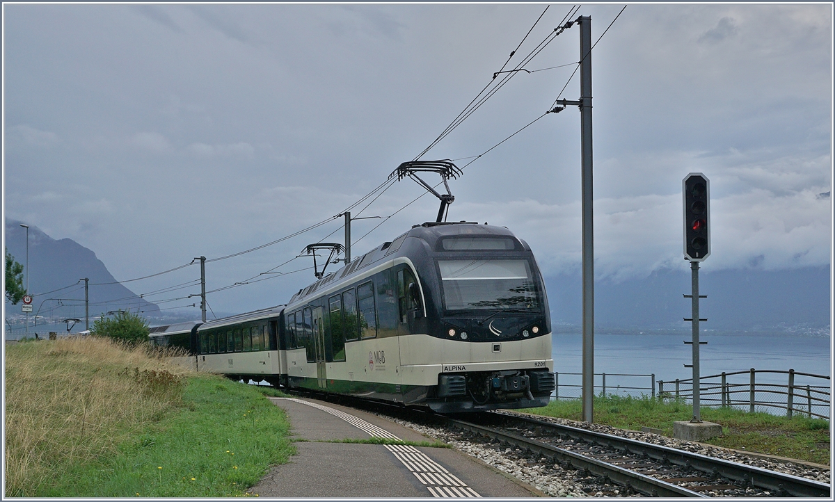 Der MOB Alpina Be 4/4 9201 bzw. ABe 4/4 9301 mit einem Regionalzug auf der Fahrt von Montreux nach Zweisimmen bei Châtelard VD. 

19. August 2019 