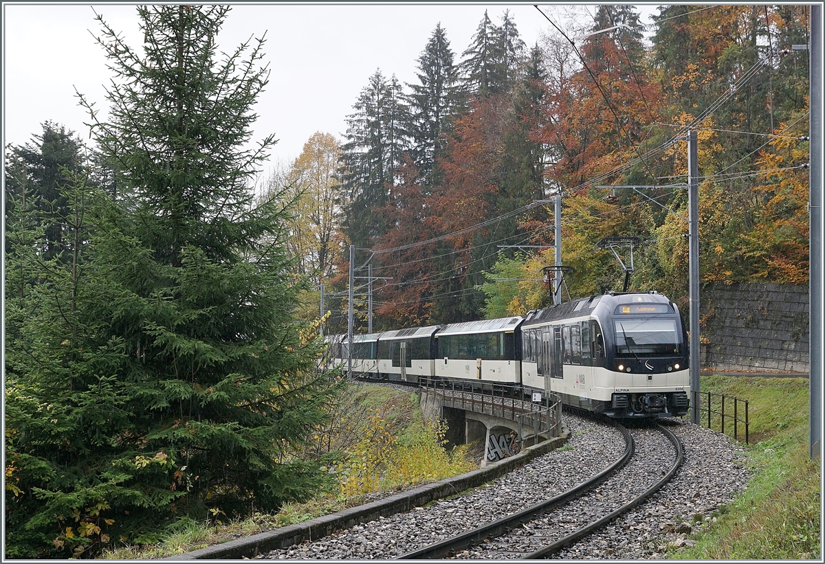 Der MOB Alpina Be 4/4 9204 (und ein weiterer am Zugschluss) auf der Fahrt von Montreux nach nach Zweisimmen kurz nach Sendy-Solard. 

28. Okt. 2020