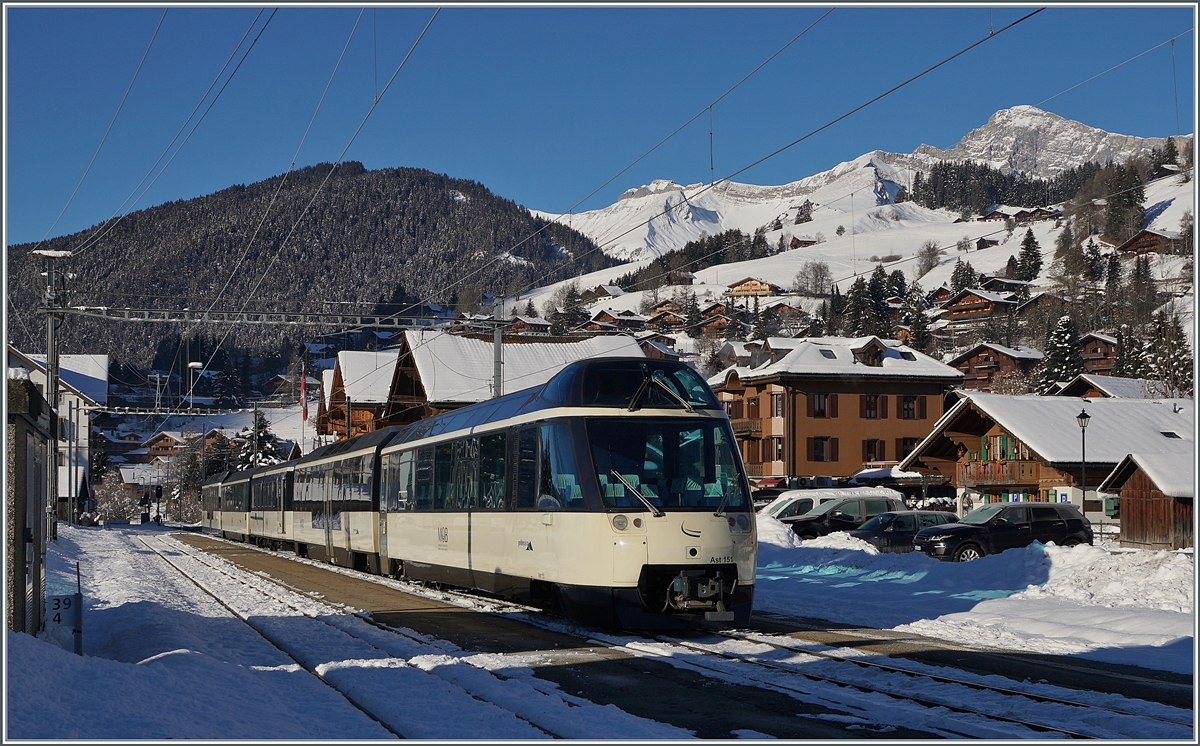 Der MOB Alpina GoldenPass Panoramic PE 2215 beim Halt in Rougemont.

11. Januar 2021