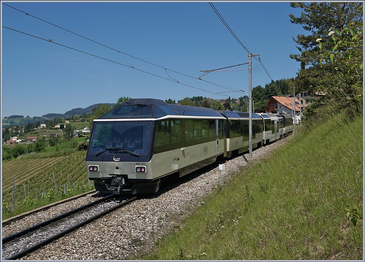 Der MOB Ast 117 in der neuen MOB Farbgebung an einen MOB Panoramic Express auf der Fahrt in Richtung Zweisimmen kurz vor Planchamp.

21. Mai 2020