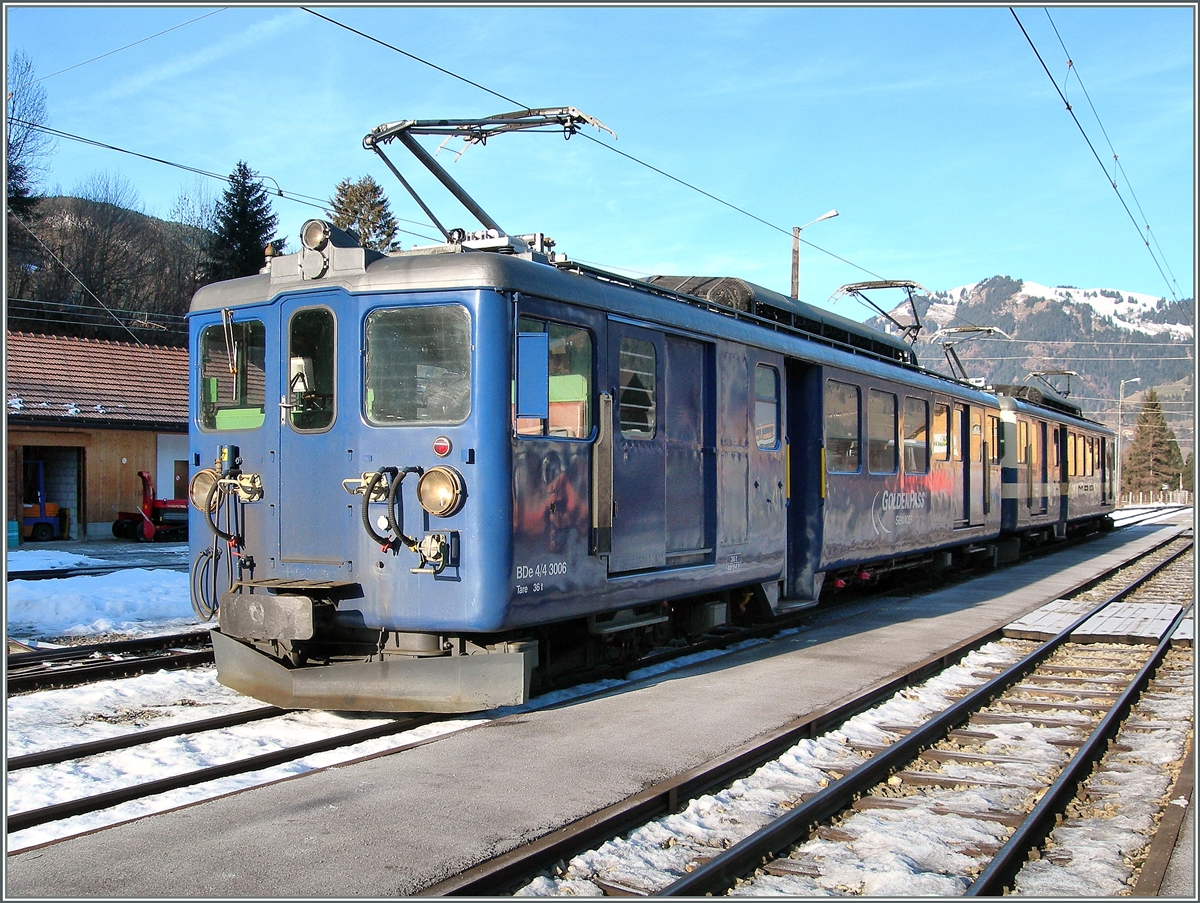 Der MOB BDe 4/4 3006 und eine weiterer im noch nicht umgebauten Bahnhof von Gstaad.
15. Jan. 2007