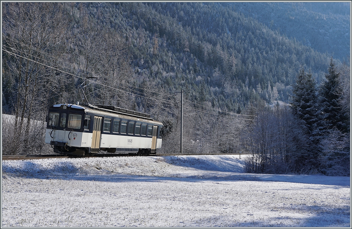 Der MOB Be 4/4 1007 ist kurz nach Blankenburg auf dem Weg in die Lenk. 

3. Dezember 2020