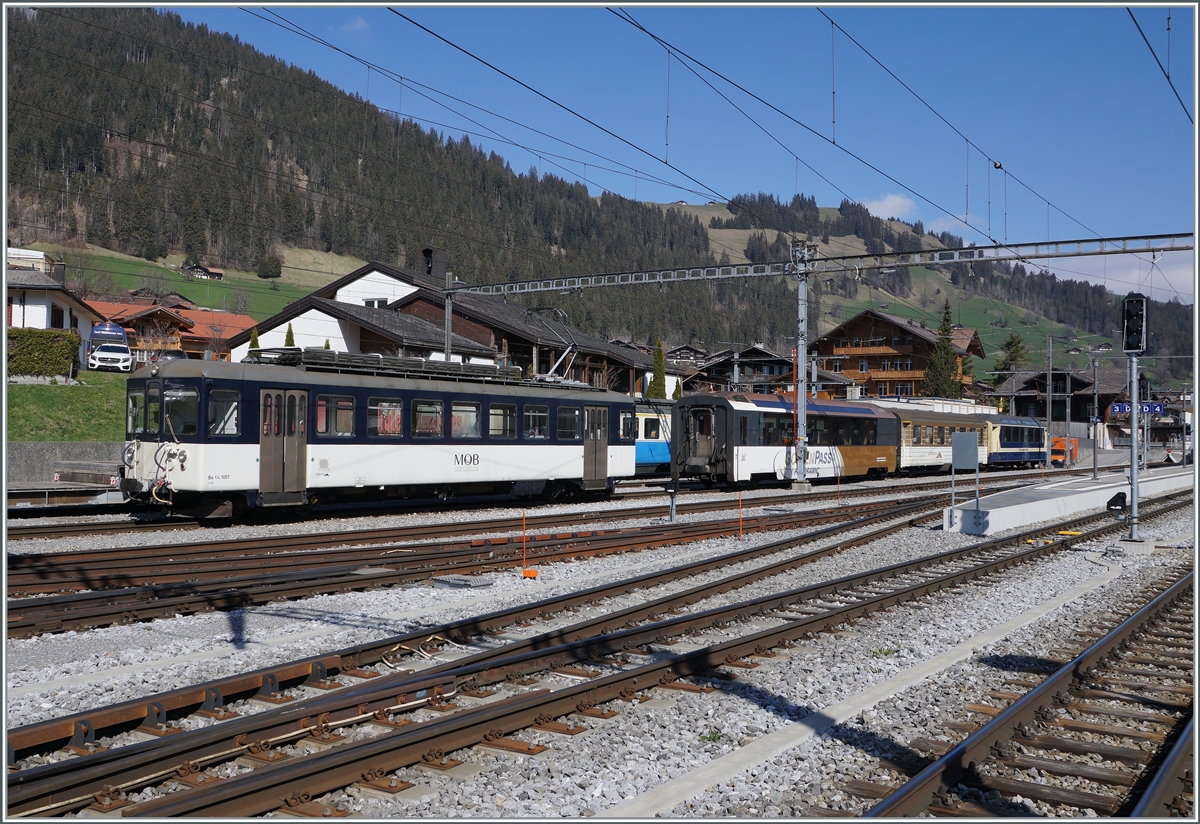 Der MOB Be 4/4 1007 rangiert vor dem Hintergrund verschiedener MOB Wagen in Zweimmen. 

14. April 2021