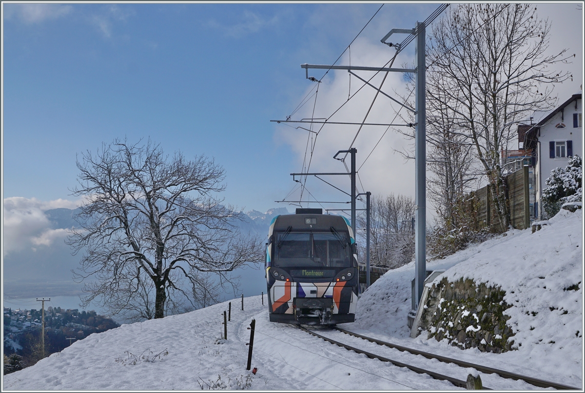 Der MOB Be 4/4 5001 mit seinen Steuerwagen ABt 341 und Bt 241 als Regionalzug kurz nach Les Avant auf dem Weg nach Montreux. 

Der Zug wurde von Sarah Morris in dieser gelungen Form als  Monarch  gestaltet. 

2. Dez. 2020