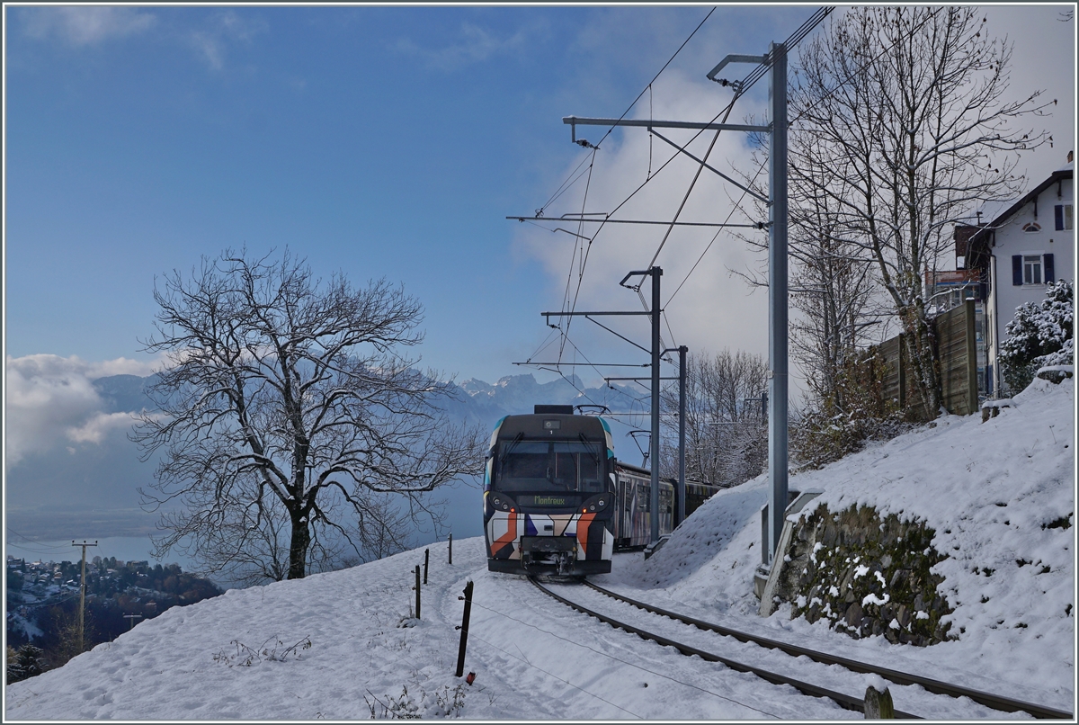 Der MOB Be 4/4 5001 mit seinen Steuerwagen ABt 341 und Bt 241 als Regionalzug kurz nach Les Avant auf dem Weg nach Montreux. Der Zug wurde von Sarah Morris in dieser gelungen Form als  Monarch  gestaltet. 

2. Dez. 2020