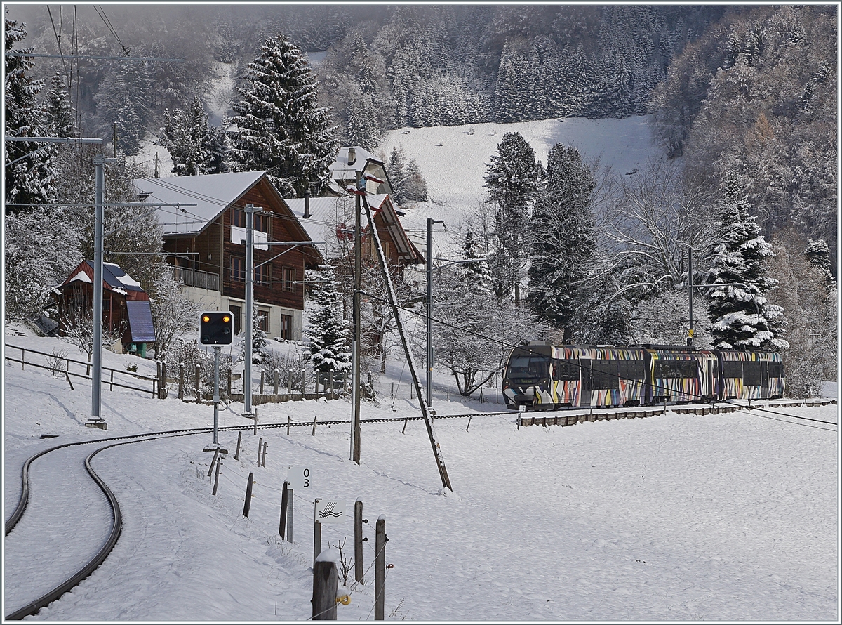 Der MOB Be 4/4 5001 mit seinen Steuerwagen ABt 341 und Bt 241 als Regionalzug kurz nach Les Avant auf dem Weg nach Montreux. Der Zug wurde von Sarah Morris in dieser gelungen Form als  Monarch  gestaltet.

2. Dez. 2020