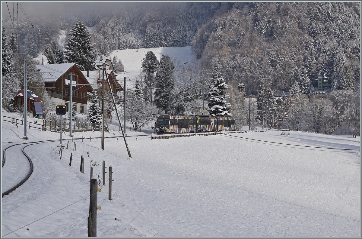 Der MOB Be 4/4 5001 mit seinen Steuerwagen ABt 341 und Bt 241 als Regionalzug kurz nach Les Avant auf dem Weg nach Montreux. Der Zug wurde von Sarah Morris in dieser gelungen Form als  Monarch  gestaltet.

2. Dez. 2020