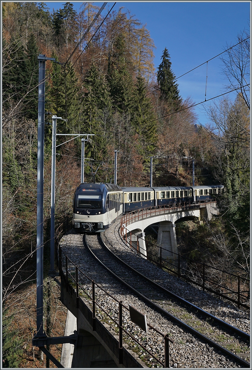 Der MOB Belle Epoque auf der Fahrt von Zweisimmen nach Montreux zwischen Les Avants und Sendy-Sollard.

13.11.2020