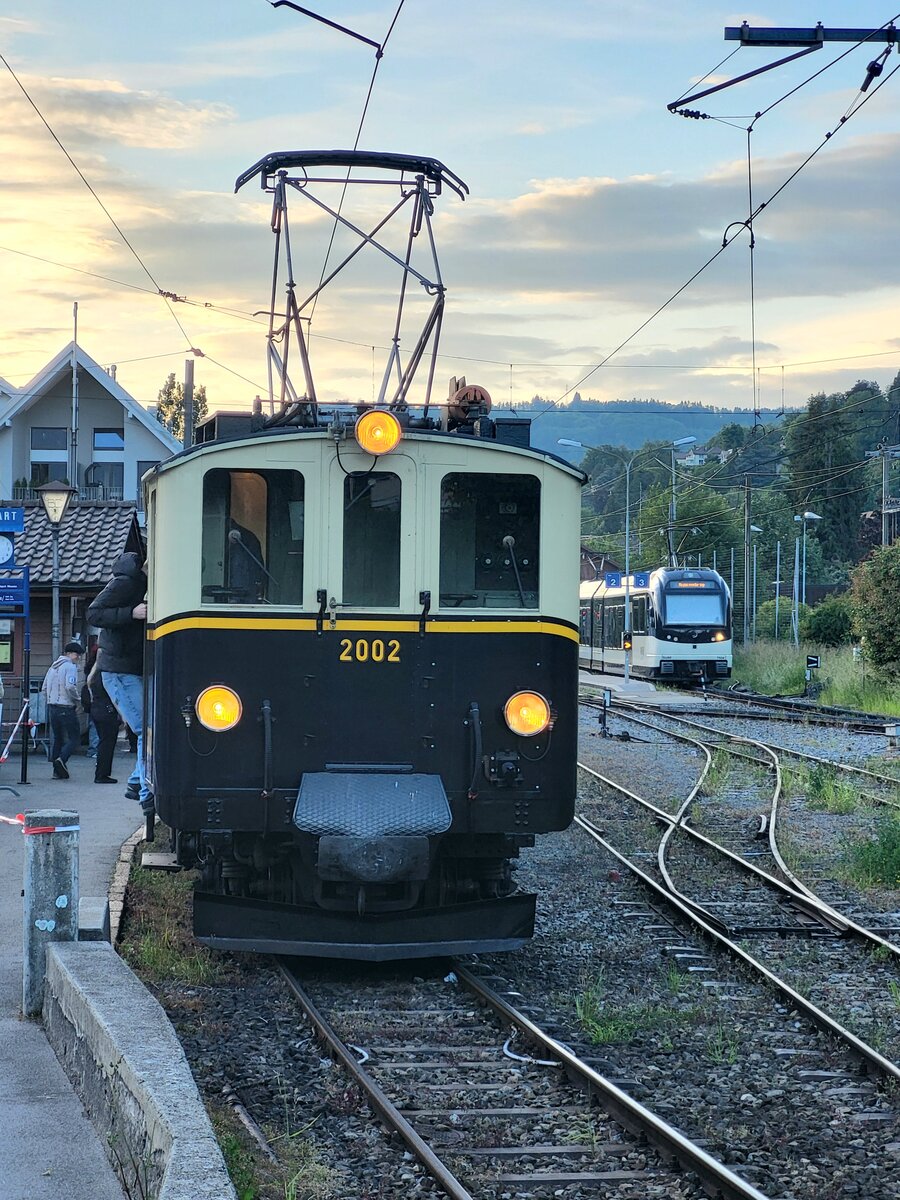 Der MOB FZe 6/6 2002 der BC steht am späten Abend mit einem Extrezug im Banhoh von Blonay
25. Mai 2024