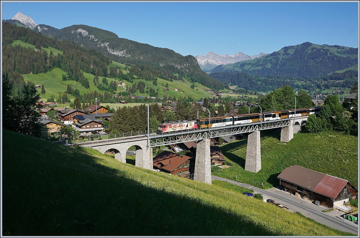 Der MOB GDe 4/4 6006  Aigle les Mureilles  überquert mit seinem GoldenPass Panoramic die 109 Meter lange Grubenbach Brücke kurz vor der Ankunft in Gstaad. 

2. Juni 2020