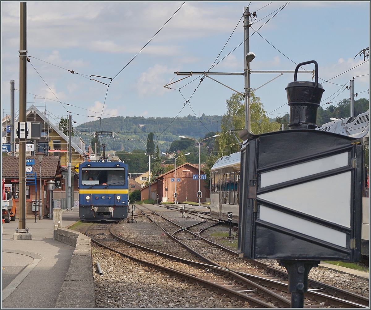 Der MOB Gem 2/2 2502 steht mit Schotterwagen in Blonay. 

11. August 2021