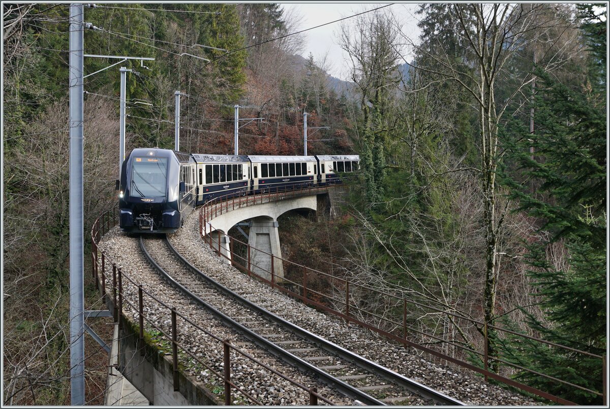 Der MOB GoldenPass Express 4065 ist von Interlaken nach Montreux unterwegs und rollt nun über die 93 Meter langen Pont Gardiol, welche den Bois des Chenaux überbrückt. 

4. Januar 2023