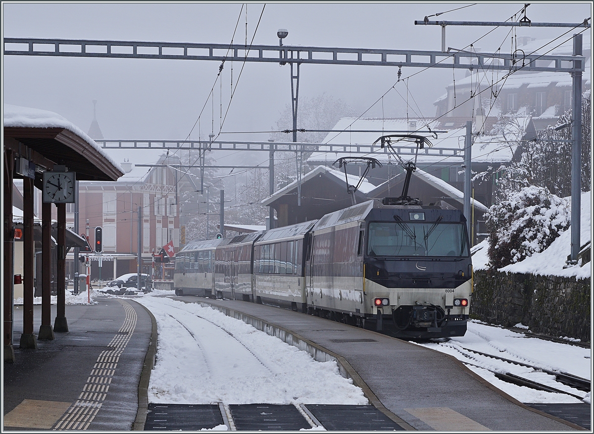 Der MOB GoldenPass Panoramic 2115 mit dem Steuerwagen Ast 117 an der Spitze und der schiebenden Ge 4/4 8004 beim Halt in Les Avants. 3. Dez. 2020