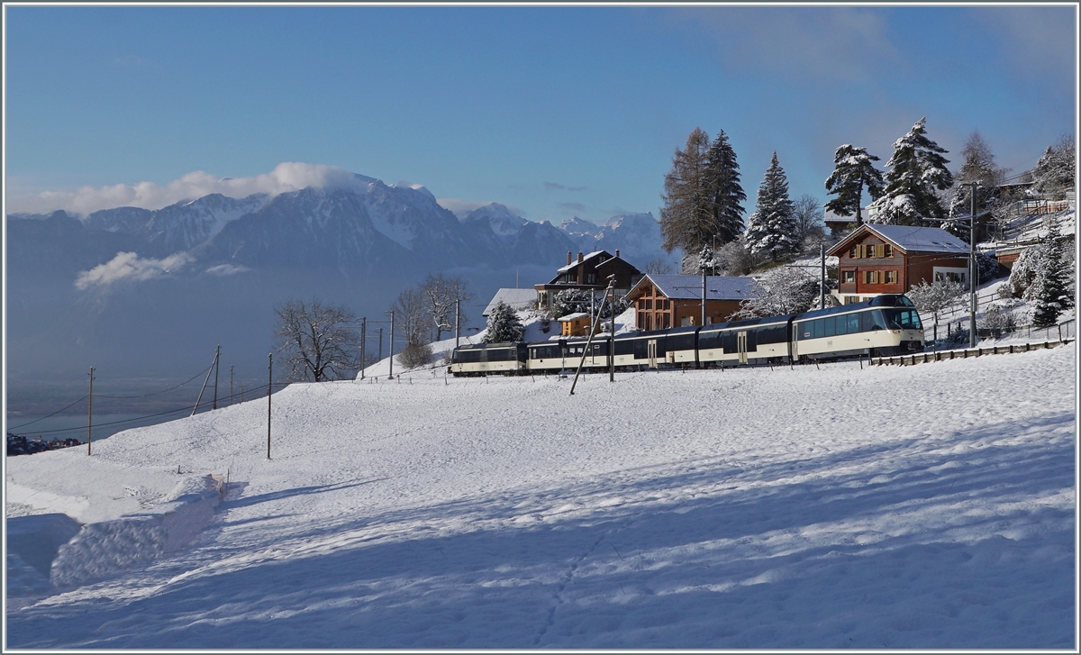 Der MOB GoldenPass Panoramic Express bei Les Avants. 

2. Dez. 2020